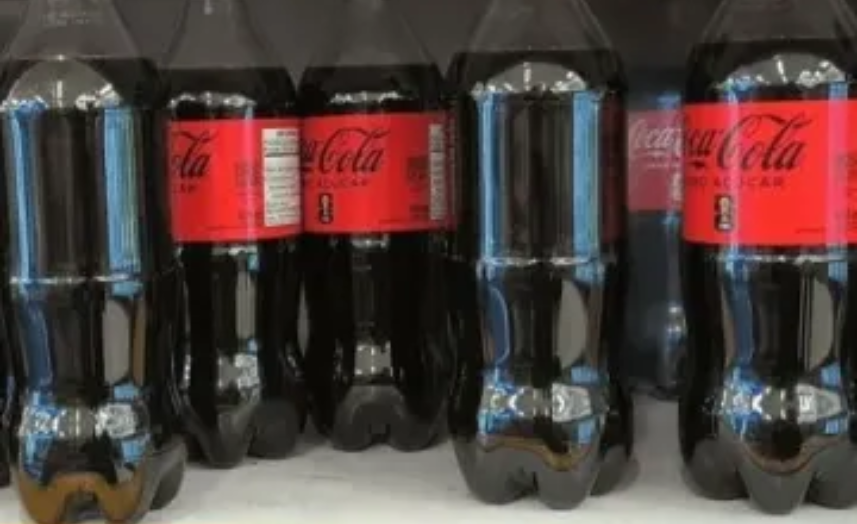 Ação da Coca-Cola com figurinhas da Copa enfrenta problemas com rótulos nos pontos de venda
