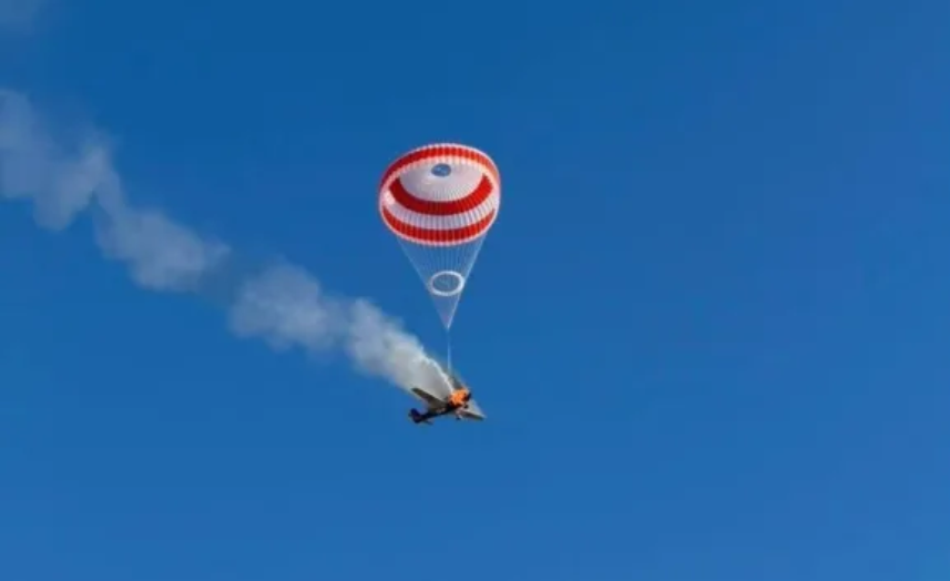 Avião sofre pane e piloto faz pouso de emergência usando paraquedas da aeronave em MG
