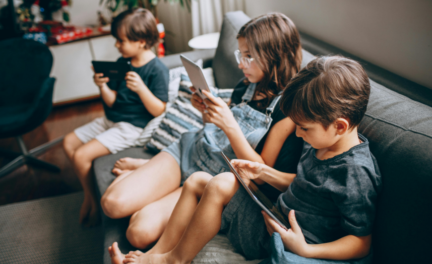 União Europeia propõe lei para restringir uso de redes sociais por menores de 15 anos