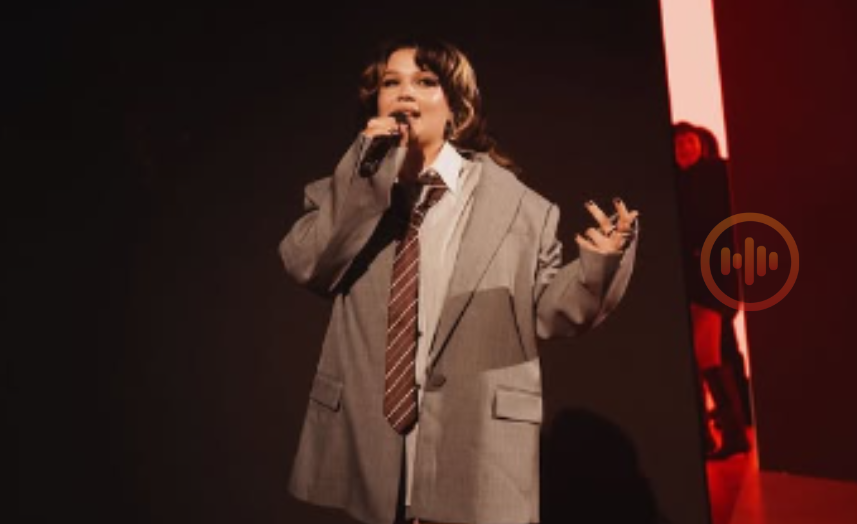 Lola Young suspende todos os shows por tempo indeterminado