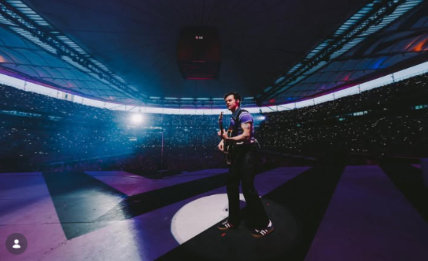 Equipe de Harry Styles promete reavaliar setores VIP após reclamações sobre visibilidade em shows