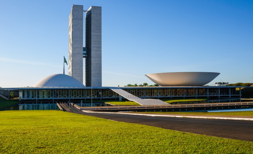 Senador propõe PEC do Trabalho Flexível como alternativa ao fim da escala 6x1